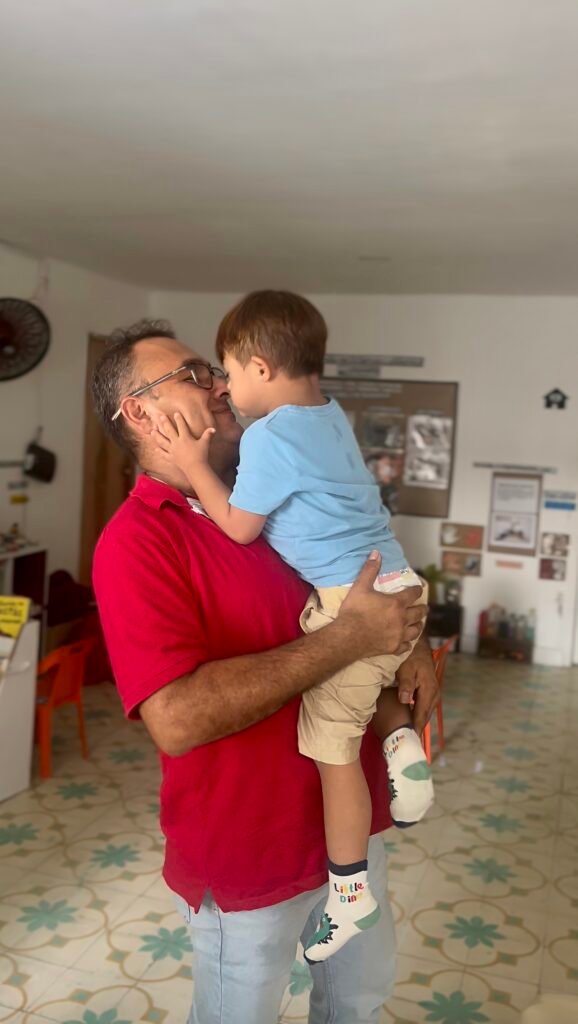 Cuando la familia de Juan David Ríos, un niño de cuatro años con síndrome de Down, llegó a Barranquilla, enfrentaron un desafío inesperado: El rechazo. Pero en el Centro de Desarrollo Infantil (CDI) la Paz Hogar Azul, encontraron un espacio donde la inclusión es más que una palabra; es un compromiso. Desde que ingresó, Juan David ha avanzado con alegría. Hoy reconoce letras, números y el abecedario, mostrando cómo el amor y el apoyo pueden abrir caminos antes impensables. CDI la Paz Hogar Azul ha sido ese lugar donde las puertas no solo se abren, sino que acogen a cada niño con la convicción de que todos merecen crecer, aprender y soñar. La historia de Juan David nos recuerda que el poder de la inclusión transforma vidas, brindando nuevas oportunidades y construyendo un futuro lleno de esperanza para todos.